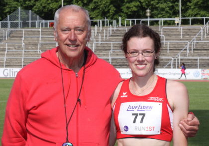 Luise Zieba mit Trainer Alwin J. Wagner, der den Plan für eine 3000m-Zeit unter 11 Minuten ausgearbeitet hatte. Foto: nh