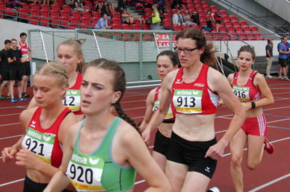 Luise Zieba, Startnummer 913, hielt mit der teilweise 20 Jahre jüngeren Konkurrenz gut mit und verbesserte sich übre 800 Meter auf 2:27 Minuten. Foto: nh