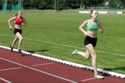 Tabea Rehbein fühte im 800m-Lauf der U20 nach der ersten Runde noch deutlich, doch dann kam Lynn Olson und holte sich den Sieg. Foto: nh