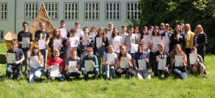 Mit den 33 Mathe-Assen aus Nordhessen freuen sich (v.r.): Frauke Syring (Arbeitgeberverband HESSENMETALL Nordhessen), Sabine Schäfer (Staatl. Schulamt Kassel) und Jasmin Graf (VetterTec, Kassel). Foto: nh