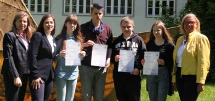 Frauke Syring (Arbeitgeberverband HESSENMETALL Nordhessen), Jasmin Graf (VetterTec, Kassel), Jenny Rosenbach (Theodor-Heuss-Schule, Homberg), Fabian Griesel (Gesamtschule Melsungen), Dimitri Freisberg (Anne-Frank-Schule, Fritzlar), Alina Umbach (Erich Kästner-Schule, Homberg) und Sabine Schäfer (Staatl. Schulamt Kassel) (v.l.). Foto: nh