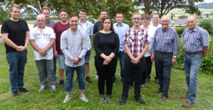 Bestanden: Die neuen Maler und Lackierer mit ihren Ausbildern. Foto: Wolfgang Scholz | nh