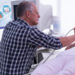Dr. Bernd Schade führt die Ultraschall-Untersuchung an einer Halsschlagader vor. Foto: nh