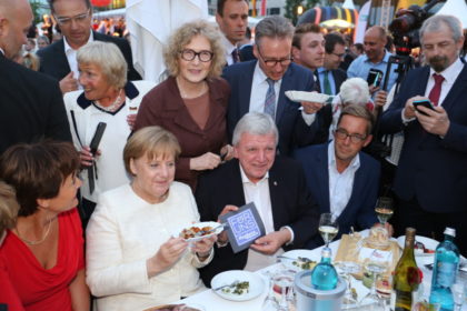 Die Hephata-Vorstandsmitglieder Judith Hoffmann und Maik Dietrich-Gibhardt haben Bundeskanzlerin Angela Merkel beim Hessenfest in Berlin eine Für-Uns-Currywurst serviert. Ministerpräsident Volker Bouffier erklärte der Regierungschefin: „Hephata leistet gute und wichtige Arbeit.“ Foto: nh