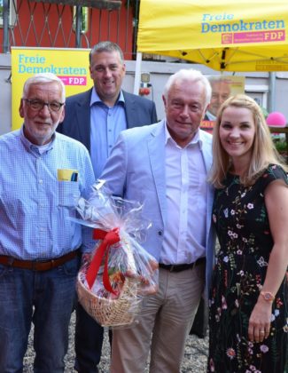 Helmut Reich (Vorsitzender FDP Neukirchen), Nils Weigand (Vorsitzender FDP Schwalm-Eder), Ehrengast Wolfgang Kubicki (MdB) und Wiebke Knell (MdL) (v.l.). Foto: nh