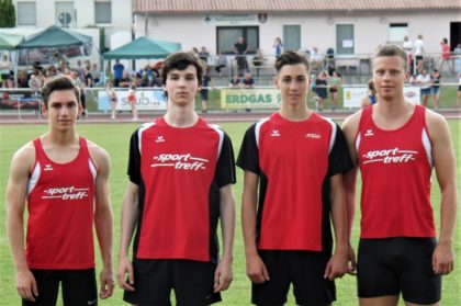 Dieses MT-Quartett mit Moritz Knaust, Ben Jericho, Yannick Schleider und Michael Hiob (v.l.) hatte sich gut auf die 4x400m-Staffel vorbereitet, die buchstäblich ins Wasser fiel. Foto: nh