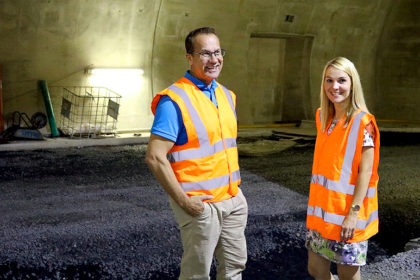 Die Liberalen Lenders und Knell besichtigen den Tunnel Hirschhagen. Foto: nh