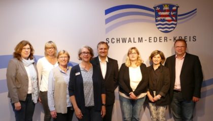 V. li.: Uta Hofmann, Michaela Grebe, Dorothea Pampuch, Gabriele Stützer, Dr. Martin Sander-Gaiser, Sabine Hartrampf-Hermes, Veronika Wildemann, Landrat Winfried Becker. Foto: nh