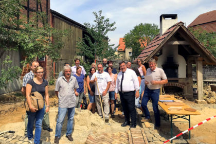 Der hessische Europastaatssekretär Mark Weinmeister hat am Freitag den Verantwortlichen der Initiative Projekthof Mühlhausen einen Förderbescheid über 5.000 Euro überreicht. Foto: nh
