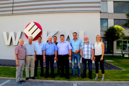 Die CDU-Delegation rund um Mark Weinmeister (4.v.r.) mit dem Geschäftsführer von Wekal Klaus Degenhardt (4.v.l.). Foto: nh