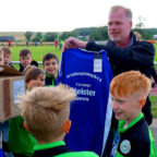 BKK-Vorstand Björn Hansen überreicht den E-Junioren des FV Felsberg das Meistertrikot. Foto: Schopf | nh