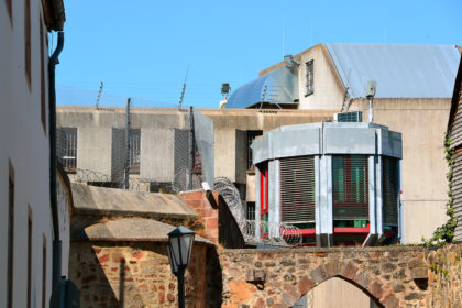 Blick auf das Lüdertor und einen Teil der Wachanlage der Haftanstalt. Foto: Schmidtkunz