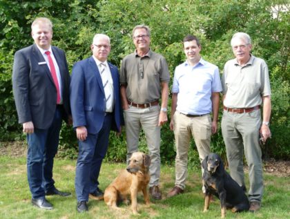 Fördermittelübergabe (v.li.): Dirk Siemon, Jürgen Kaufmann, Michael Weigt , Matthias Wettlaufer und Heinrich Riehm. Foto: nh