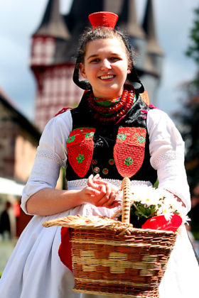 Die original Schwälmer Tracht hat das Rotkäppchen populär gemacht. Foto: nh