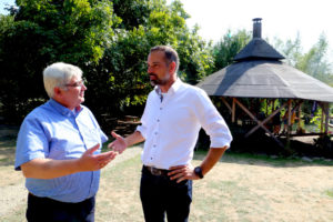 Arbeitsgespräch im Naturlehrgebiet: Lothar Eberhardt, Leiter der Hephata-Berufshilfe, informiert Schwalmstadts Bürgermeister Stefan Pinhard über die verschiedenen Nutzungen des Areals. Foto: Hephata