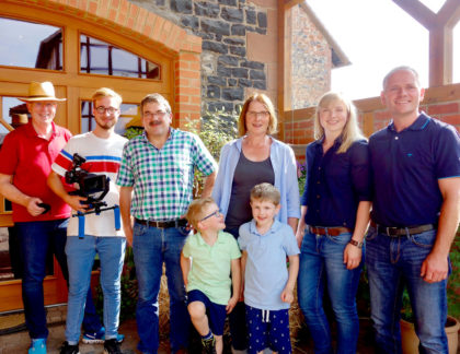 Rainer Wälde, Josua Graf, Helmut Lompe, Birgit Lompe, Elena Rininsland, Markus Rininsland (v.li) mit Laurenz Friedrich und Justus Wilhelm Rininsland (v.l.). Foto: nh