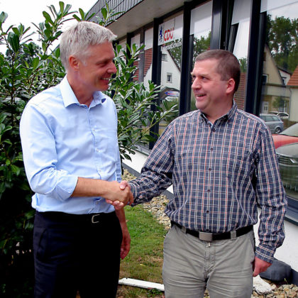 Kultus-Staatssekretär Dr. Lösel und der Vorsitzende des Lehrerverbands, Andreas Göbel (re.). Foto: nh