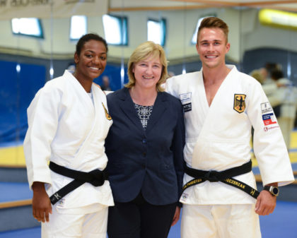 Justizministerin Eva Kühne-Hörmann gemeinsam mit Spitzen-Judoka Christina Faber (Judo Club Wiesbaden 1922 e.V.) und Judo-Weltmeister Alexander Wieczerzak. Foto: © Sabrina Feige