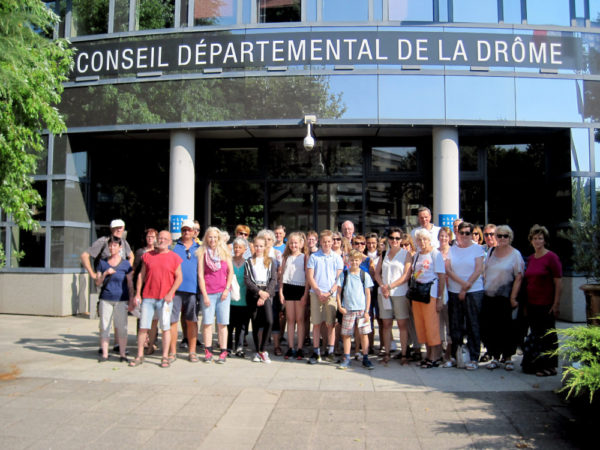 Die Gruppe vor dem Départementsgebäude in Valence. Foto: Horst Keller