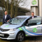 EAM-Geschäftsführer Thomas Weber (li.) und Georg von Meibom mit einem firmeneigenen Elektroauto. Foto: nh