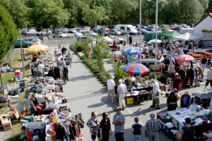 Auf dem Flohmarkt in Melsungen wollen wieder hunderte Meter Verkaufsstand entdeckt werden. Foto: nh