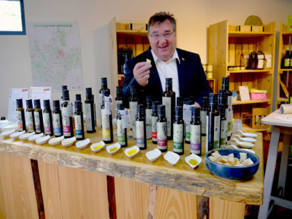 Qualität, die schmeckt – Mark Weinmeister bei der Öl-Verkostung. Foto: nh