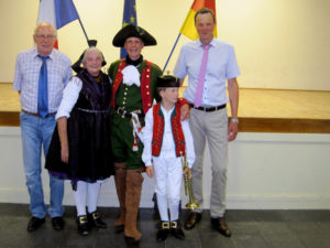 Höhepunkte des Abschlussabends waren die Auftritte von Helga Christ (in Tracht), Alexander Österreich (in Festungsuniform) und Klaus Mann, der auf seiner Trompete die Europa-Hymne blies. Mit im Bild Manfred Ries (li.) und Heinreich Vesper (re.). Foto: Horst Keller