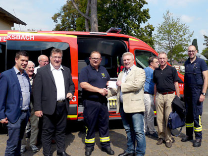 50 Euro für die Jugendfeuerwehr (v.l.): CDU-Landtagskandidat Matthias Wettlaufer, Konrad Hoos, Gerhard Dickel, Staatssekretär Mark Weinmeister, Gemeindebrandinspektor Thomas Schier, CDU-Gemeindeverbandsvorsitzender Michael Grothe, Horst Matthias, Erster Beigeordneter Dr. Lothar Grabs, Wehrführer Daniel Platte. Foto: nh