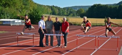 Die sanierte Tartanbahn wurde feierlich im Beisein des VR PartnerBank Vorstandes Anja Kukuck-Peppler und dreier Vorstände des TSV 05 sowie den Verantwortlichen der Leichtathletik-Abteilung eingeweiht. Foto: nh