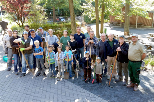 Gruppenbild mit Waschbär. Lionsfreunde aus Homberg, Schwalmstadt und Bad Hersfeld machten sich für die Umwelt stark. Foto: nh