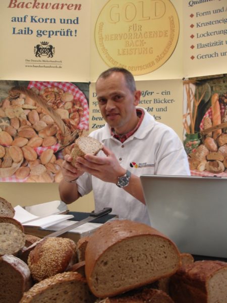 Brotprüfer Karl-Ernst Schmalz ist wieder im Schwalm-Eder-Kreis. Am 11. + 12.September prüft er Brote und Brötchen in der Kreissparkasse in Homberg. Foto: Wolfgang Scholz 