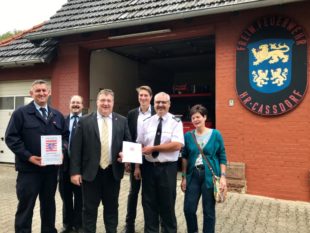 Bescheidübergabe in Caßdorf. Staatssekretär Mark Weinmeister mit Bürgermeister Dr. Nico Ritz (3.v.re.) sowie Stadtbrandinspektor Jörg Rohde (2. v. re.). Foto: Hessische Staatskanzlei