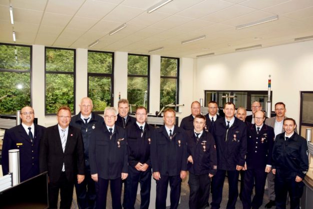 Landrat Winfried Becker (2. v. li.) und Kreisbrandinspektor Torsten Hertel (li.) im Kreise der Geehrten sowie die jeweiligen Bürgermeister und der Gemeinde- und Stadtbrandinspektoren. Foto: nh