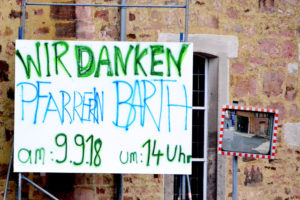 Abschied von Pfarrerin Elisabeth Barth mit großer Plakat-Ankündigung. Foto: Schmidtkunz