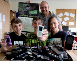 Von links: Daniel Hirseland (15), Julian Tanz (14) und Sebastian Weber (15) mit Lehrkraft Christian Simon. Foto: Hephata Diakonie