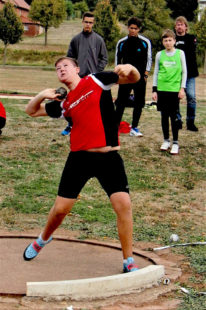 Luis André wuchtete die Kugel auf 15,69 m und verbesserte damit den Landesrekord für die M13. Foto: nh