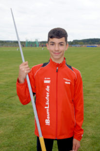 Marcel Al-Batat mit seinem Lieblingssportgerät: dem Speer. Foto: nh