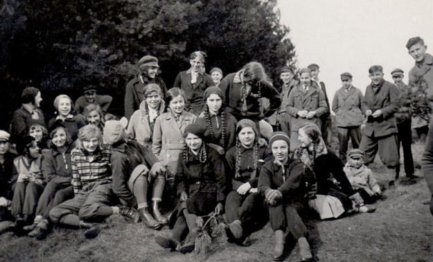 Margret Goldschmidt (2. Reihe, 3. v. li.) mit ihrer Klasse der August-Vilmar-Schule auf Exkursion. Foto: BTHS Schulmuseum