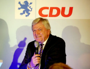 Landesvater Volker Bouffier wirbt in Oberaula um das Wählervertrauen. Foto: nh