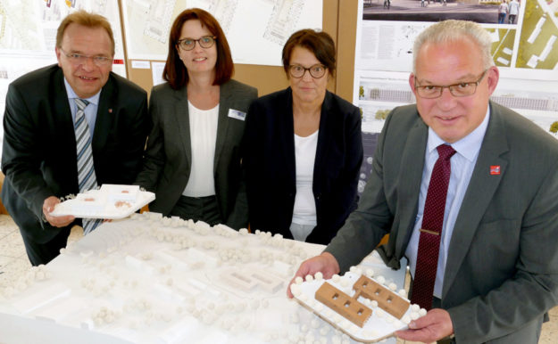 Von links: Landrat Winfried Becker, Stellv. Büroleiterin Sabine Baumunk, Doris Wudtke aus der Grundstücks- u. Gebäudewirtschaft beim SEK und Erster Kreisbeigeordneter Jürgen Kaufmann. Das Siegermodell ist im Landschaftsmodell zu sehen. Die Preisträger 2. und 3. halten Landrat Becker und EKB Kaufmann. Foto: nh