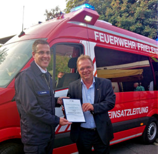 Bürgermeister Thorsten Vaupel (li.) und Landrat Winfried Becker vor dem ELW „Florian Frielendorf 2/11“. Foto: nh