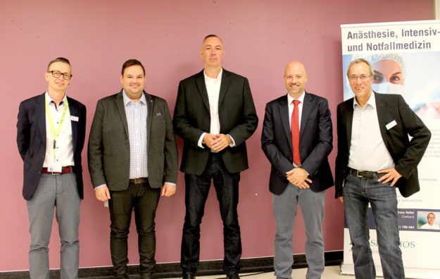 Freuten sich über die gelungene Veranstaltung (v.l.): Tobias Honacker (Oberarzt der ZNA Schwalmstadt), Patrick Müller-Nolte (Ärztlicher Leiter der ZNA Schwalmstadt), Sven Seeger (Trainer DST Seeger), Prof. Dr. med. Ralf Michael Muellenbach (Klinikdirektor Klinikum Kassel) und Dr. med. Andreas Hettel (Chefarzt der Anästhesie Klinikum Schwalmstadt). Foto: Asklepios