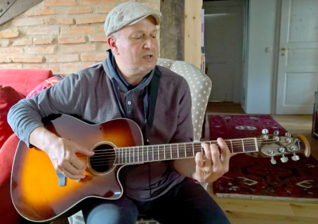 Die Peter Langguth Band spielt „Original Songs“ in der Synagoge Felsberg. Foto: nh