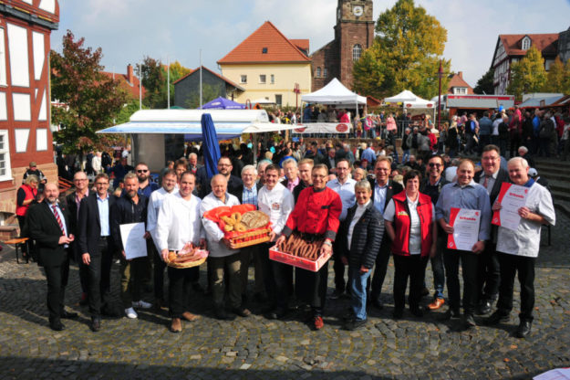 Für beste Ware der Mitgliedsbetriebe der Fleischerinnung und Bäckerinnung, wird beim 8. Nordhessischen Wecke- un Worschtmarkt die Auszeichnung „Qualität aus Hessen“ verliehen. Foto: no