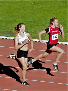 Ella Gleim und Neele Schmoll lieferten sich ein spannendes Duell über 100 Meter. Foto: nh