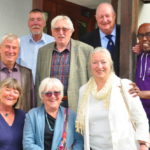 Vorne, von links: Ursula Mauch (Treysa), Gisela Weber (Frankfurt), Edith Wenzel (Frankfurt), dahinter Norbert Janke (Kassel), Uwe Parpart (Willingshausen), Günter Köhler (Bad Arolsen), Hans Rohrbach (Königsfeld) und Philippe-Guy Crosnier de Belaistre. Foto: Hephata
