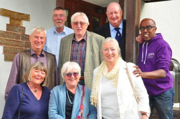 Vorne, von links: Ursula Mauch (Treysa), Gisela Weber (Frankfurt), Edith Wenzel (Frankfurt), dahinter Norbert Janke (Kassel), Uwe Parpart (Willingshausen), Günter Köhler (Bad Arolsen), Hans Rohrbach (Königsfeld) und Philippe-Guy Crosnier de Belaistre. Foto: Hephata