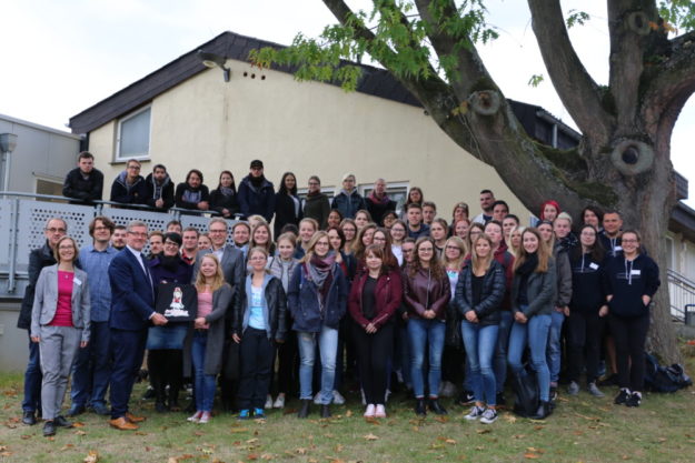 Freudiger Start auf dem Hephata-Campus: Erster Stadtrat Lothar Ditter (vo., 4. v. li.) hatte für jeden Erstsemester eine gefüllte Willkommenstasche der Stadt Schwalmstadt dabei. Mit auf dem Bild (vo., v. li.) Prof. Susanne Gerner, EHD-Vizepräsident Prof. Willehad Lanwer, Diakonin Kathrin Rühl (vo, 5. v. li.) und Maik Dietrich-Gibhardt von der Hephata Diakonie. Foto: Hephata