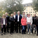 FDP-Landtagsabgeordnete Wiebke Knell (2.v.l.), Landtagskandidat Dr. Ralf-Urs Giesen (5.v.l.) und FDP-Ortsvorsitzender Dr. Richard Gronemeyer beim Gruppenfoto auf dem Außengelände der Kinderarche gemeinsam mit Pfarrer Wolfram Köhler (6.v.l.), Kita-Leiterin Dorothee Schäfer (3.v.r.) und Vertreterinnen und Vertretern aus dem Erzieher-Team und der Elternschaft. Foto: nh