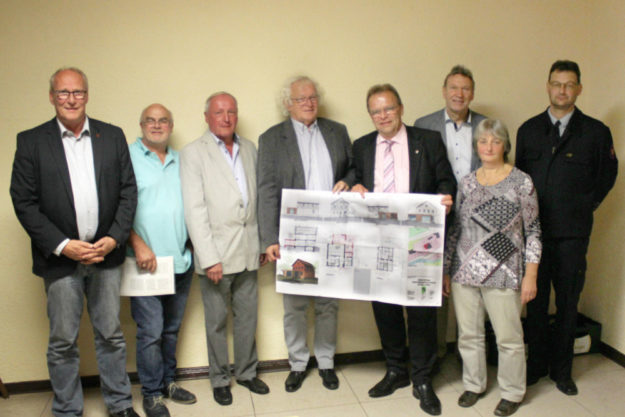 BGM Peter Tigges, Sandrino Sandinista Sander, Heiz Köbberling, Architekt Friedhelm Bier, Landrat Winfried Becker, BGM Edgar Slawik, Ortsvorsteherin Reingard Hönig und Wehrführer Holger Günther (v.li.). Foto: nh